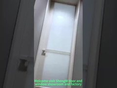 Puerta de baño extremadamente estrecha