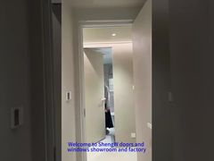 Puerta de aluminio del mismo color